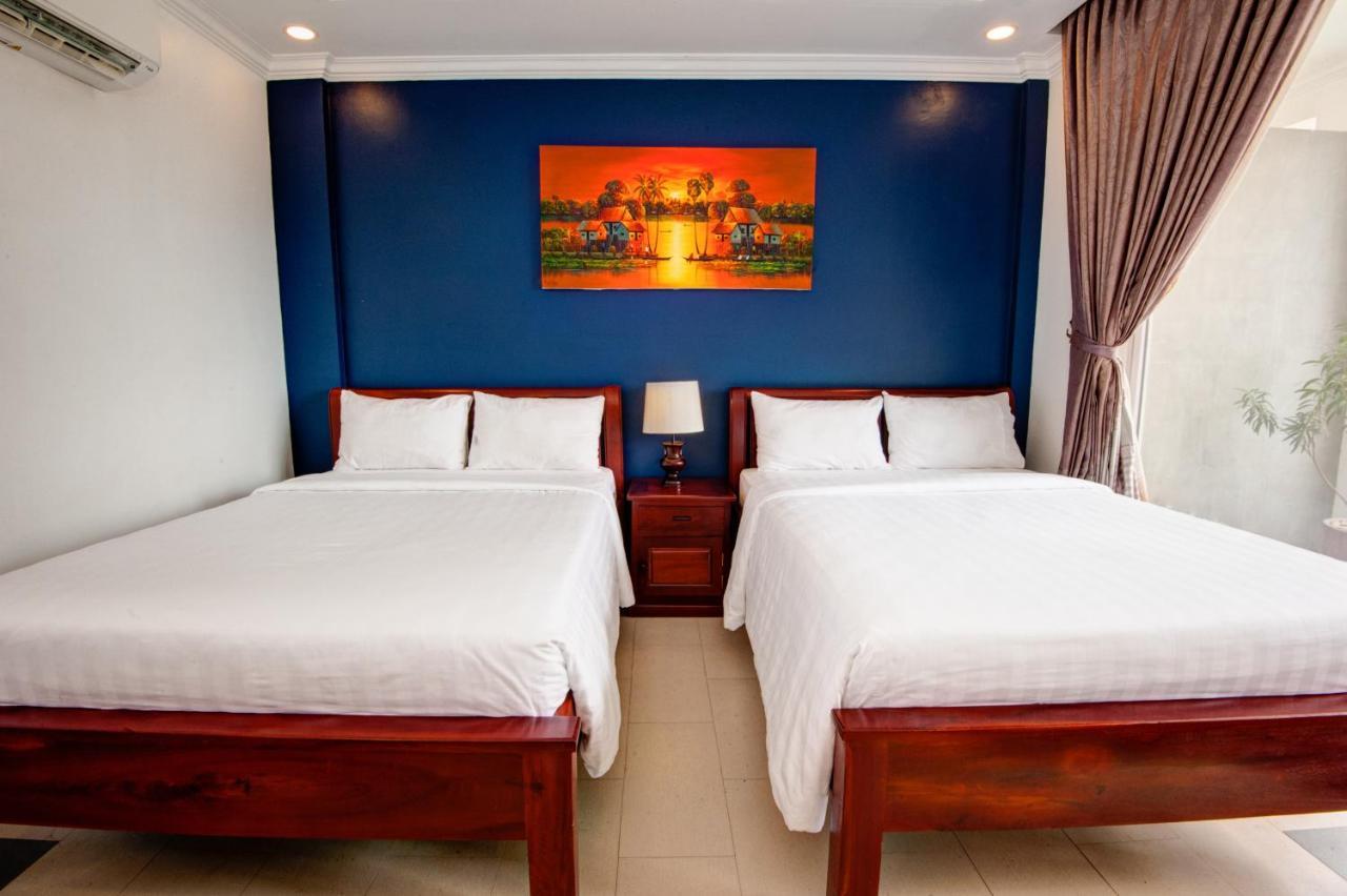 Mad Monkey Hostel *