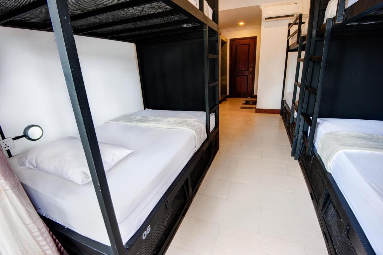 Mad Monkey Hostel *